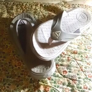 Women's Reebok size 9 gray flip flops